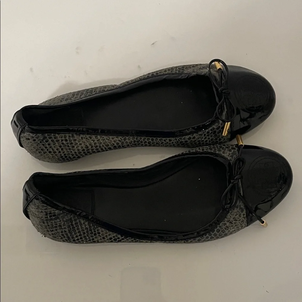 Tory Burch Black and Textured Gray Loafers with Bow - Picture 10 of 10